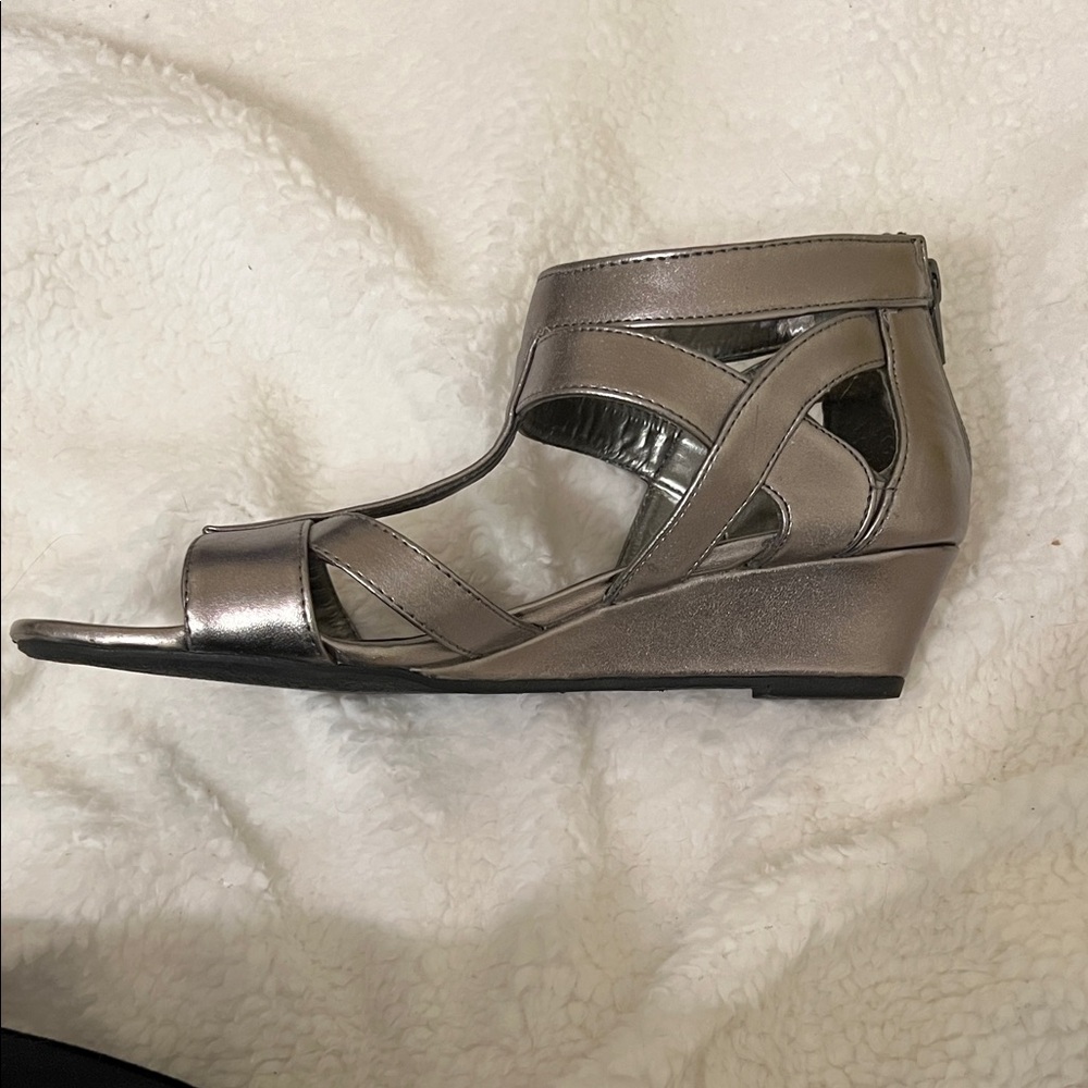Solanz Metallic Elegant Women's Strappy Sandals Size 7